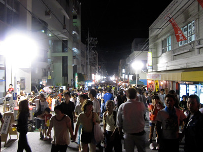 てだこまつりの前夜祭として行われる「ひぃ~や祭々 in 屋富祖」 てだこまつりの前夜祭として行われる「ひぃ~や祭々 in 屋富祖」